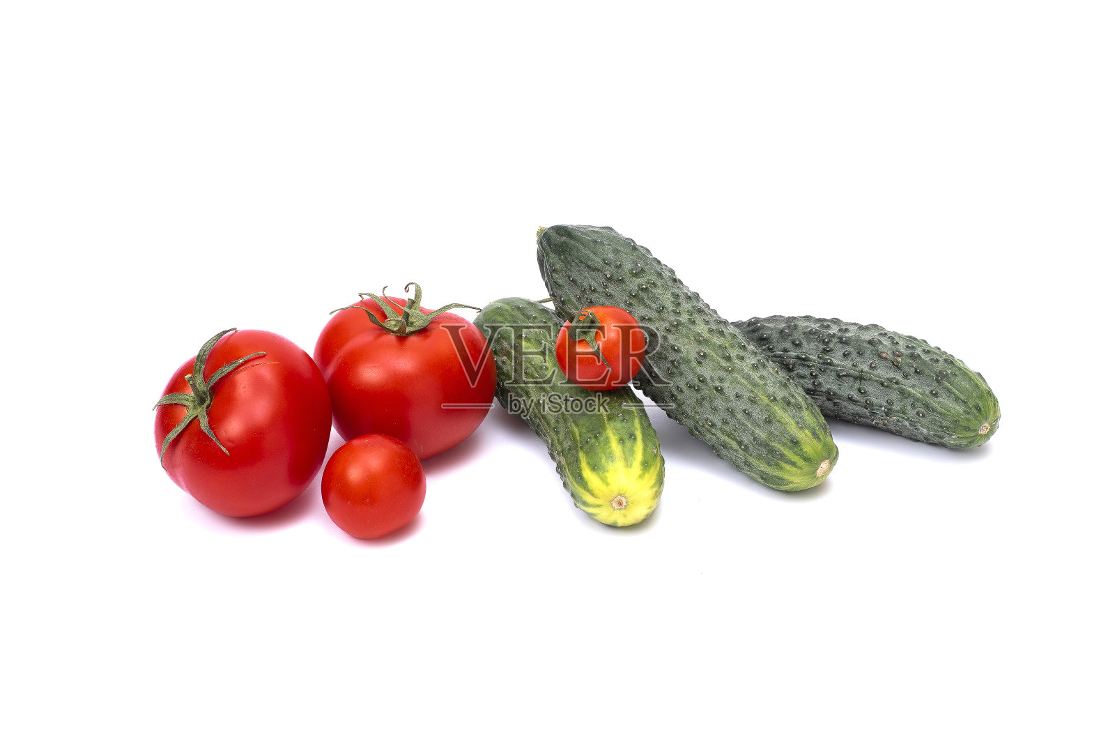 番茄和黄瓜在白色背景和剪切路径。成熟的蔬菜孤立在白色背景上。番茄、黄瓜孤立在白色背景上。“n照片摄影图片