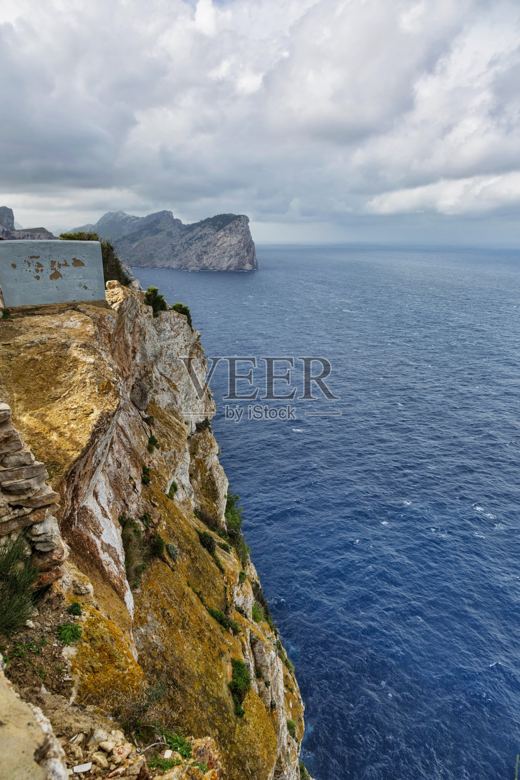 阴沉天空下暴风雨前的岩石海岸景观照片摄影图片