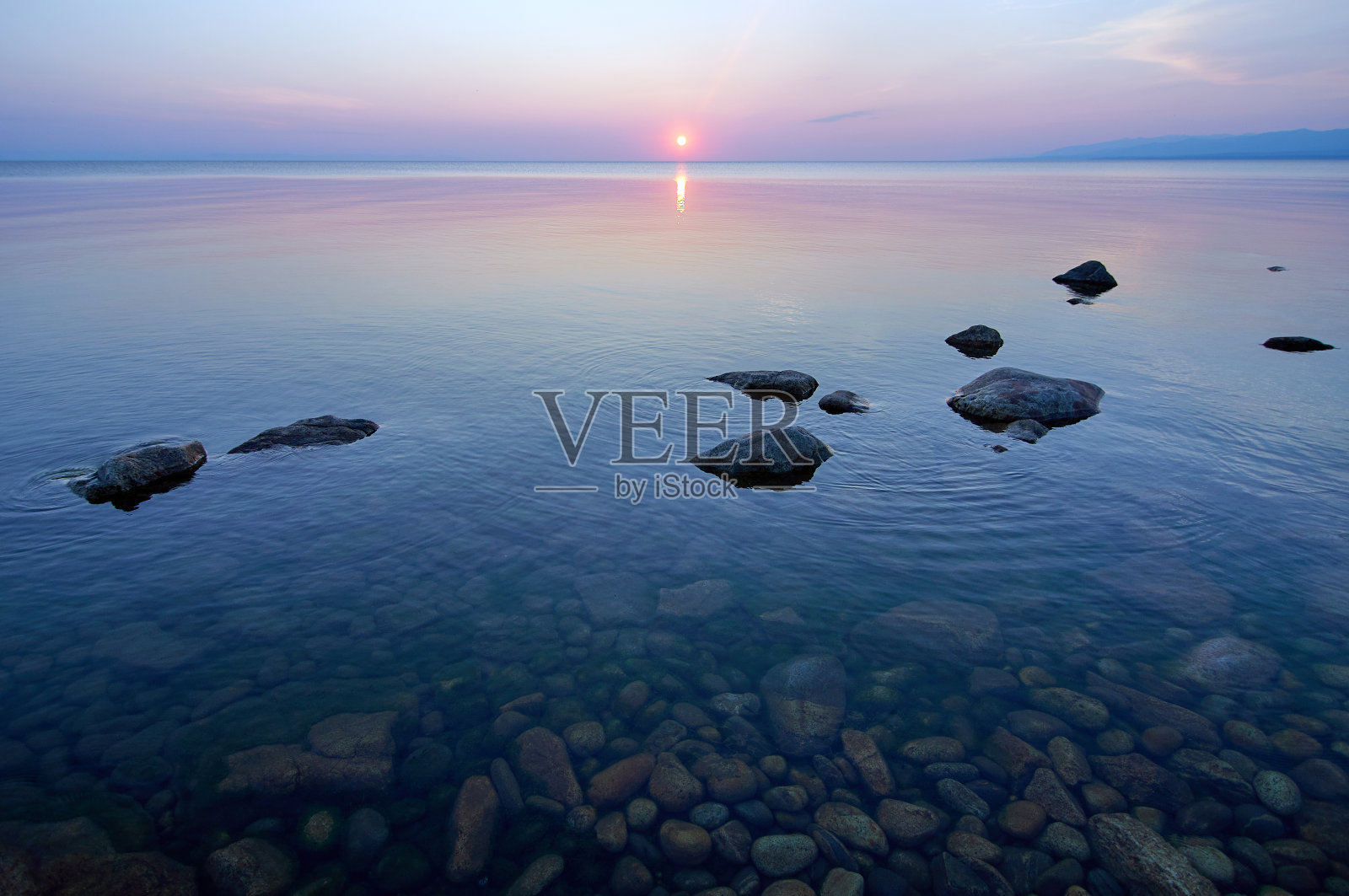 贝加尔湖的夏日日落。照片摄影图片