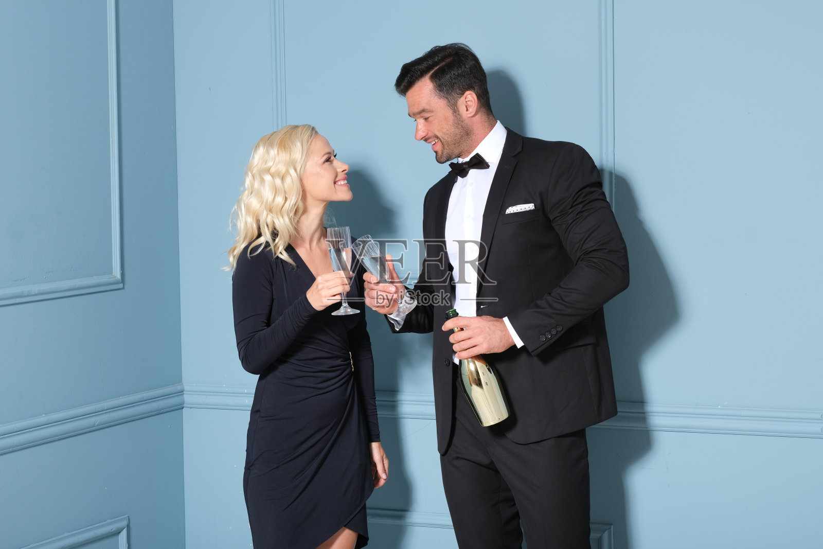 快乐情侣举杯香槟庆祝照片摄影图片