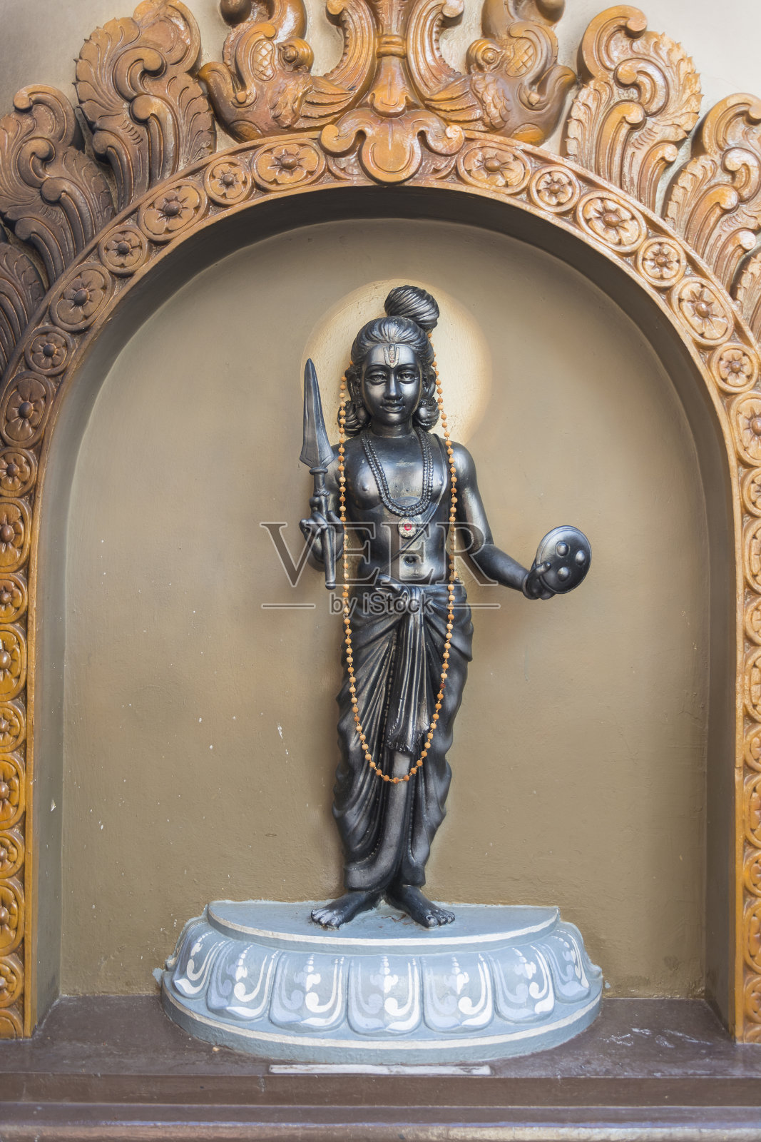 新加坡Bugis的Sri Krishnan神庙中的印度教神和女神雕像。照片摄影图片