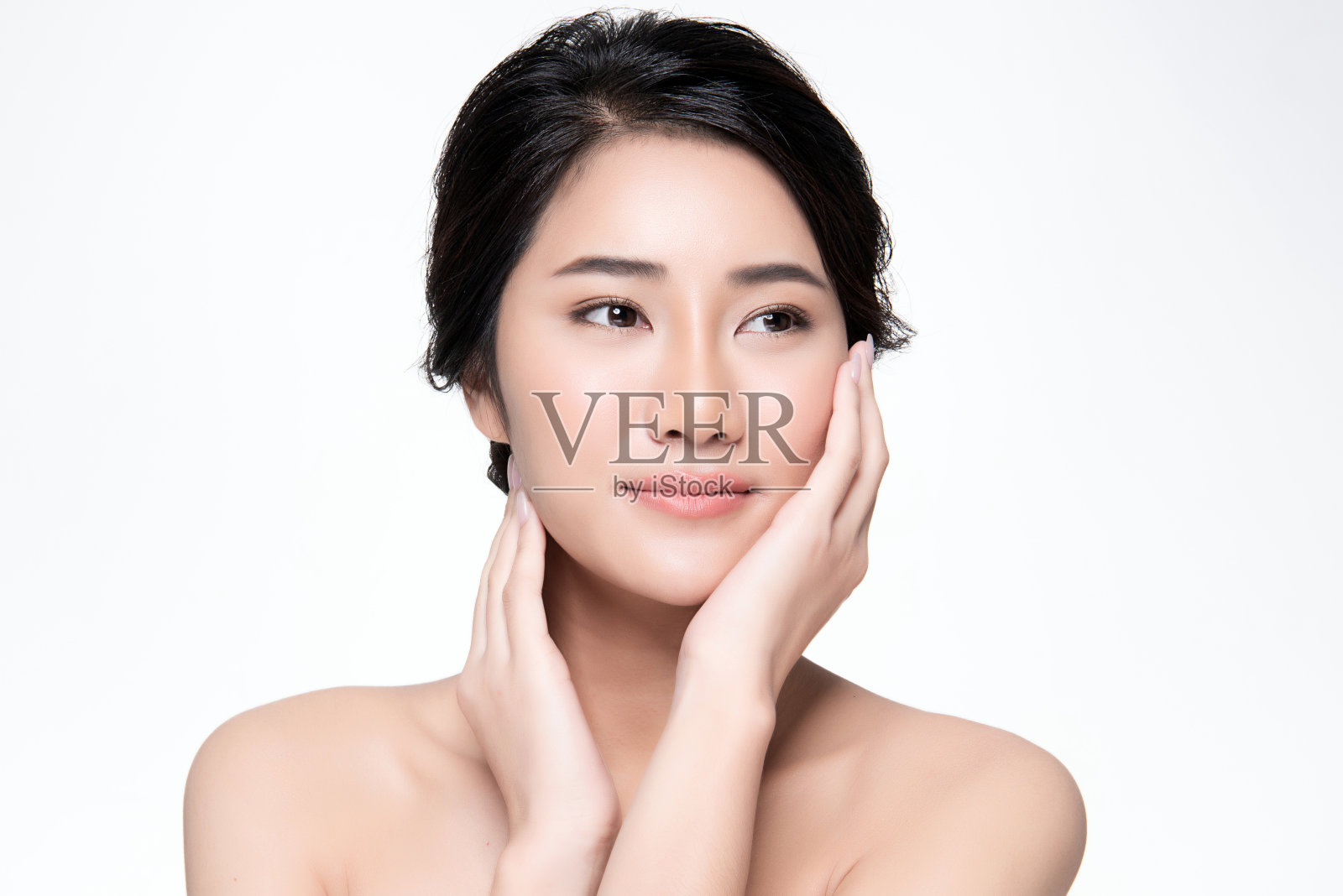 肖像美丽年轻的亚洲女人干净清新裸露的皮肤概念。亚洲女孩美容面部护肤和健康养生，面部护理，完美肌肤，自然妆容，白底。照片摄影图片