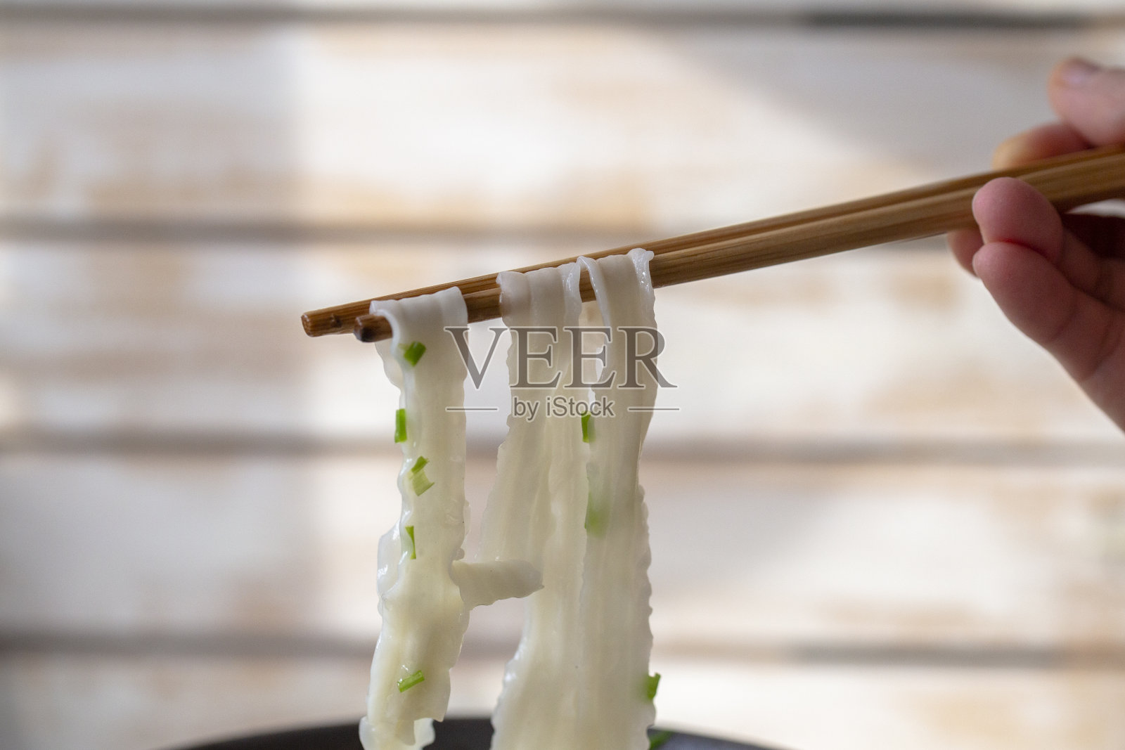 用筷子吃中国面条照片摄影图片