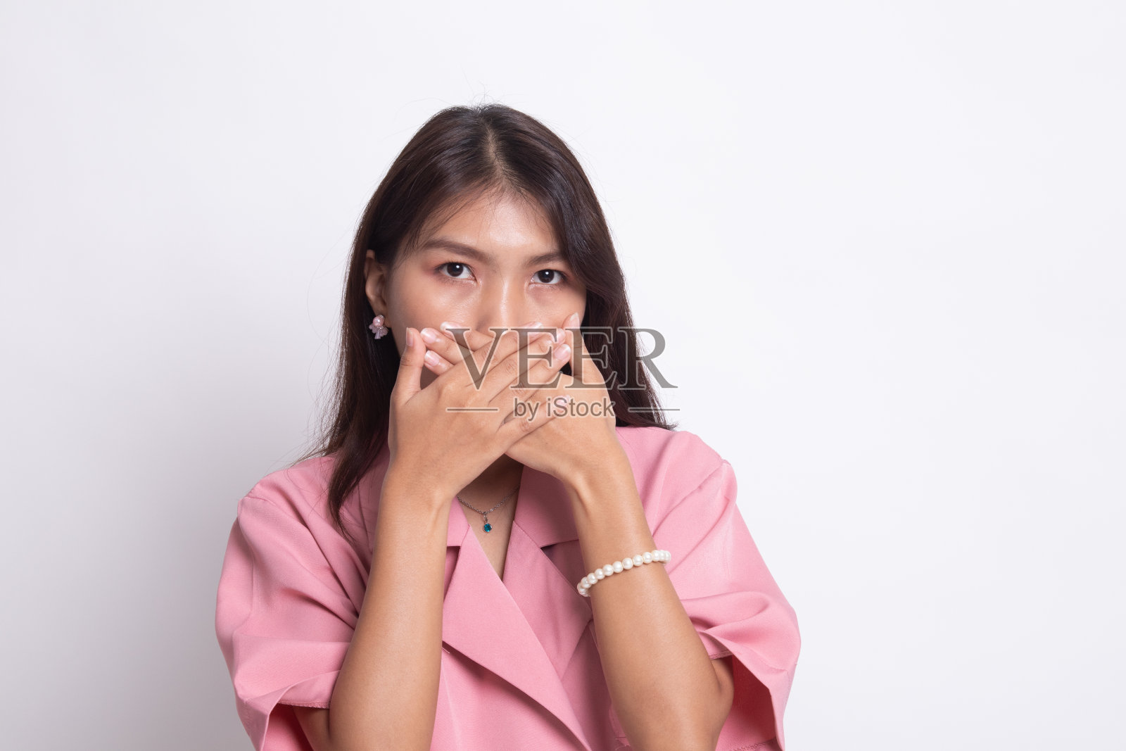 年轻漂亮的亚洲女人闭上嘴。照片摄影图片