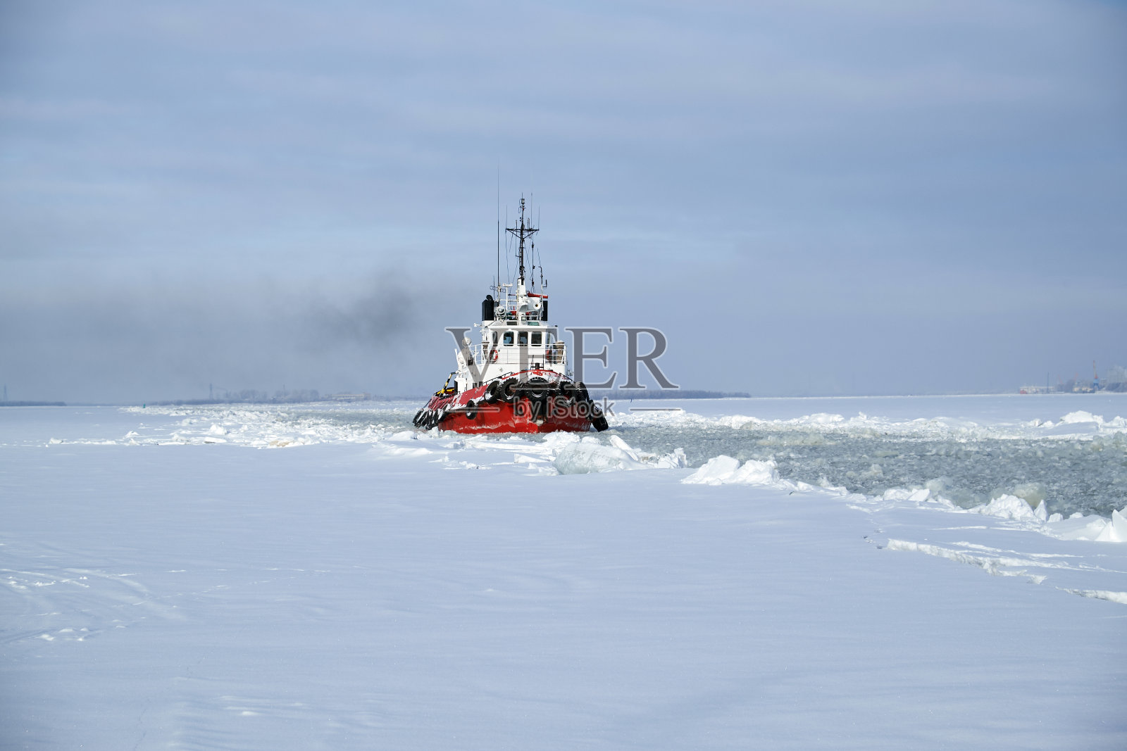 冬季海上拖船照片摄影图片