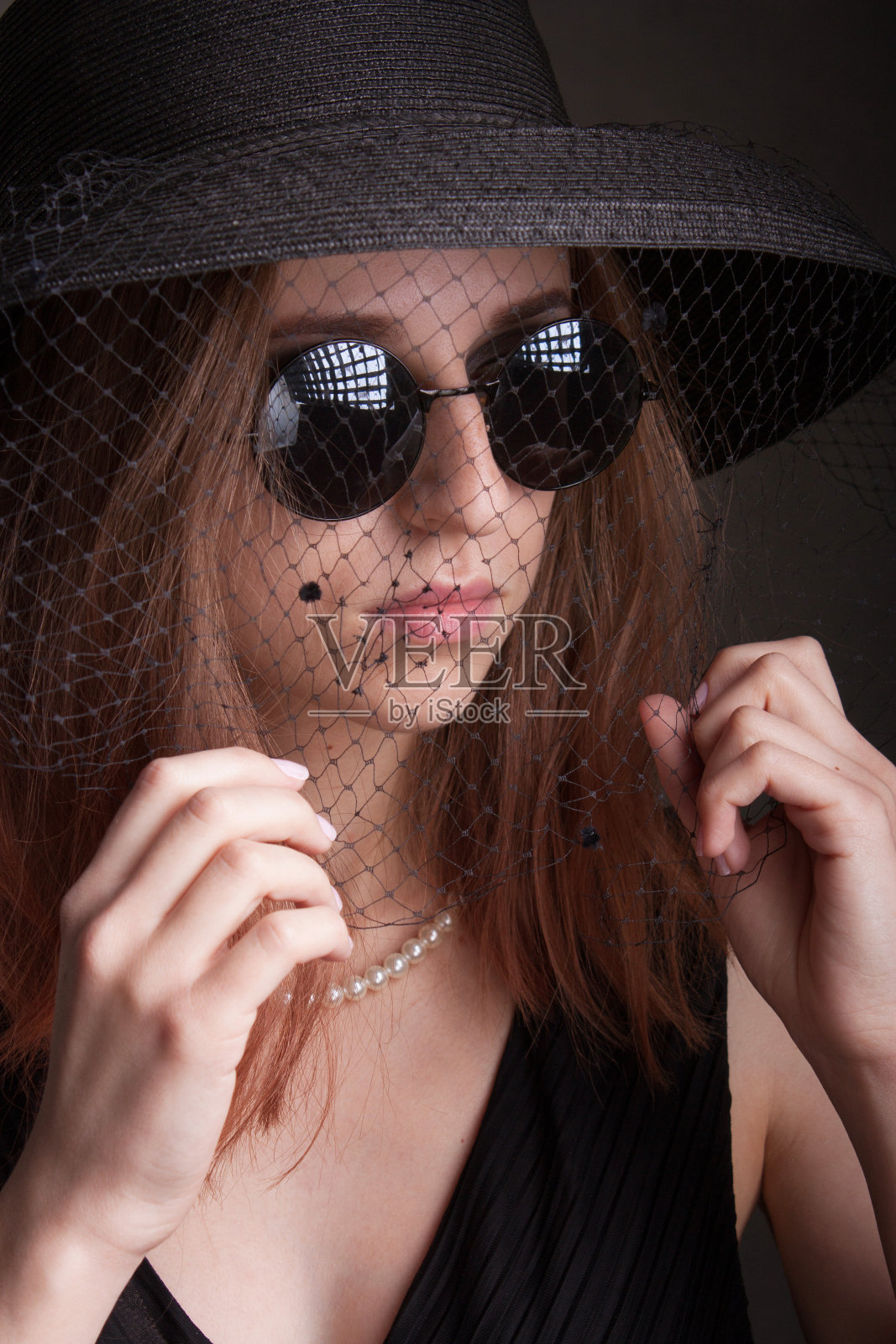 摇滚风格的年轻女孩肖像照片摄影图片