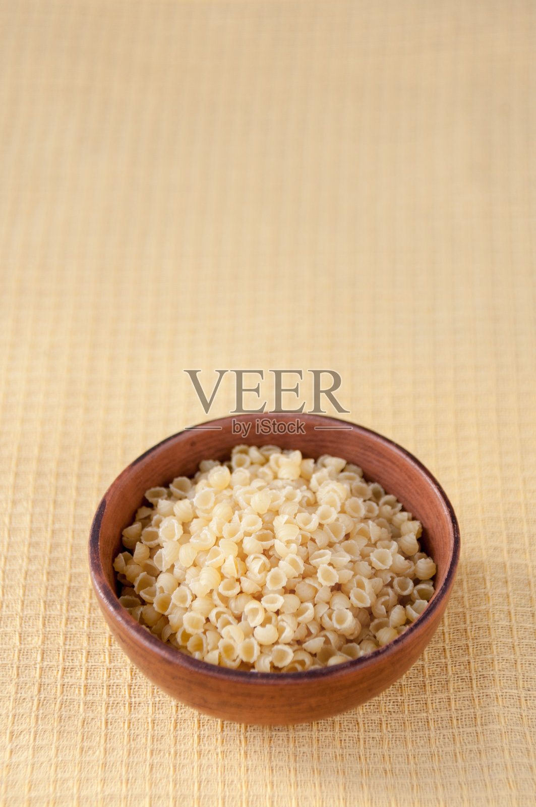 桌上的泥碗里装着意大利面照片摄影图片