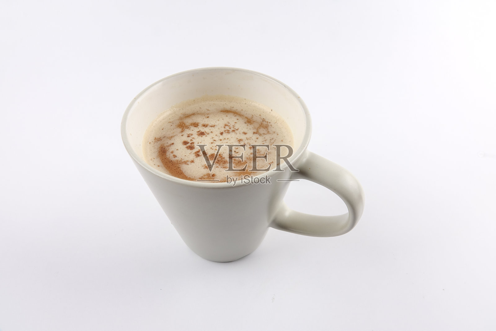 卡布奇诺或拿铁咖啡在杯子与泡沫牛奶隔离白色。照片摄影图片