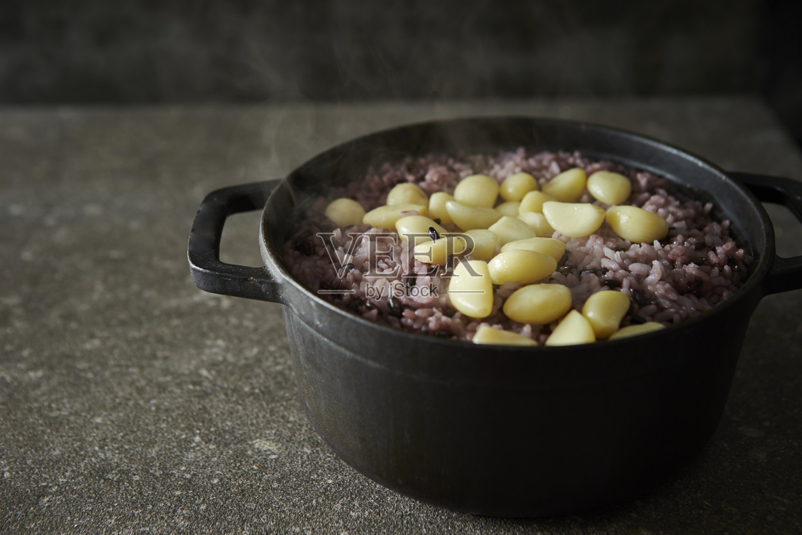 蒸红米饭和大蒜照片摄影图片