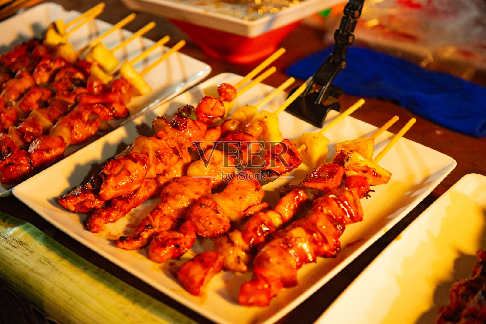 泰国普吉岛夜市出售沙茶鸡串照片摄影图片