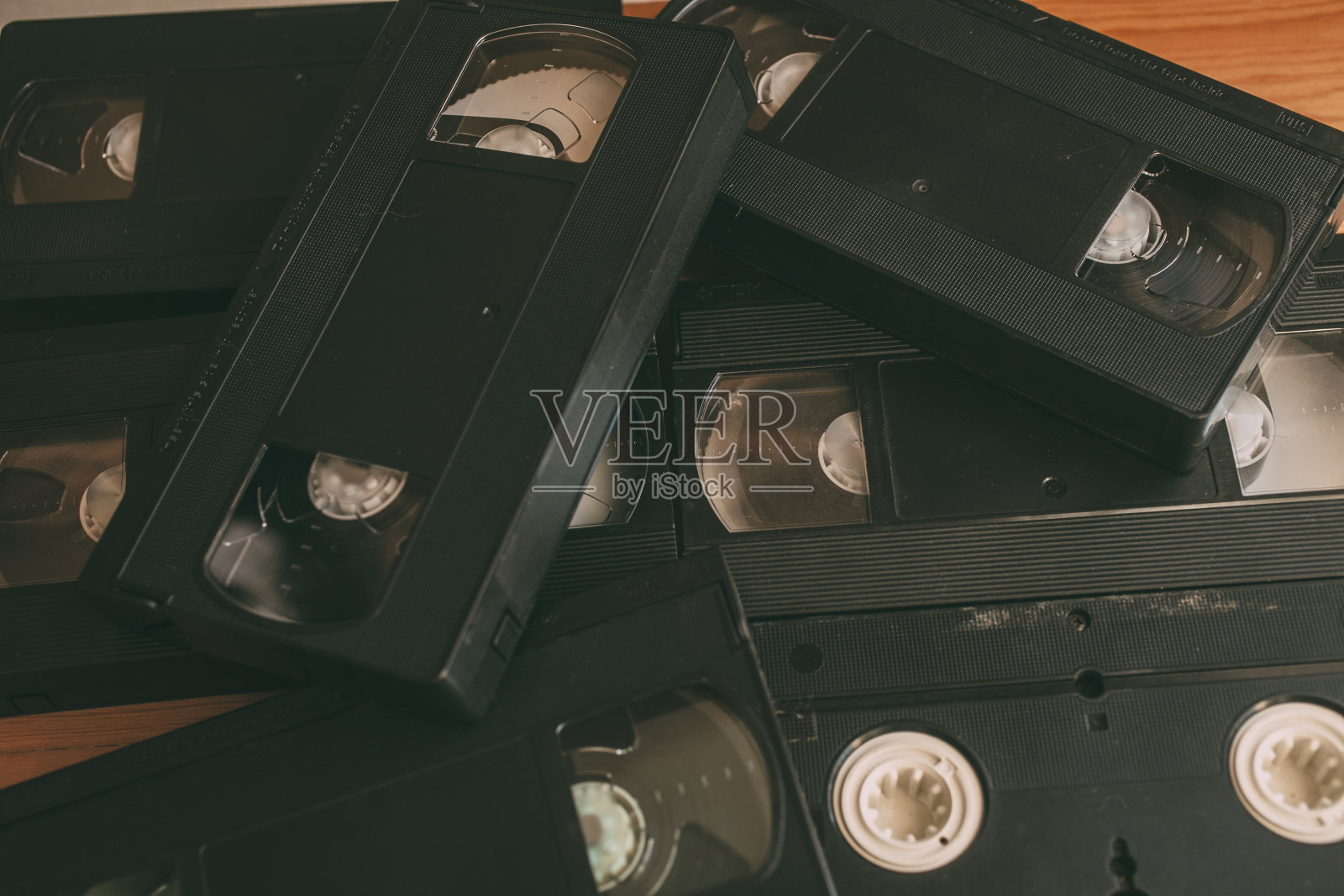 VHS录像带作为背景。旧的录像带。复古的技术。照片摄影图片