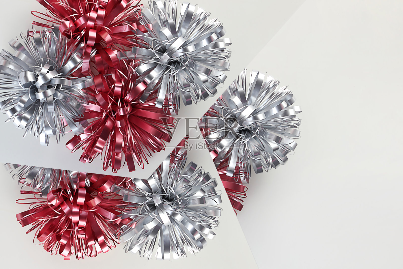 节日组成。美丽闪亮的蝴蝶结上灰色的背景，礼物装饰。节日的概念。俯视图，平放，模型，模型，复制空间。照片摄影图片