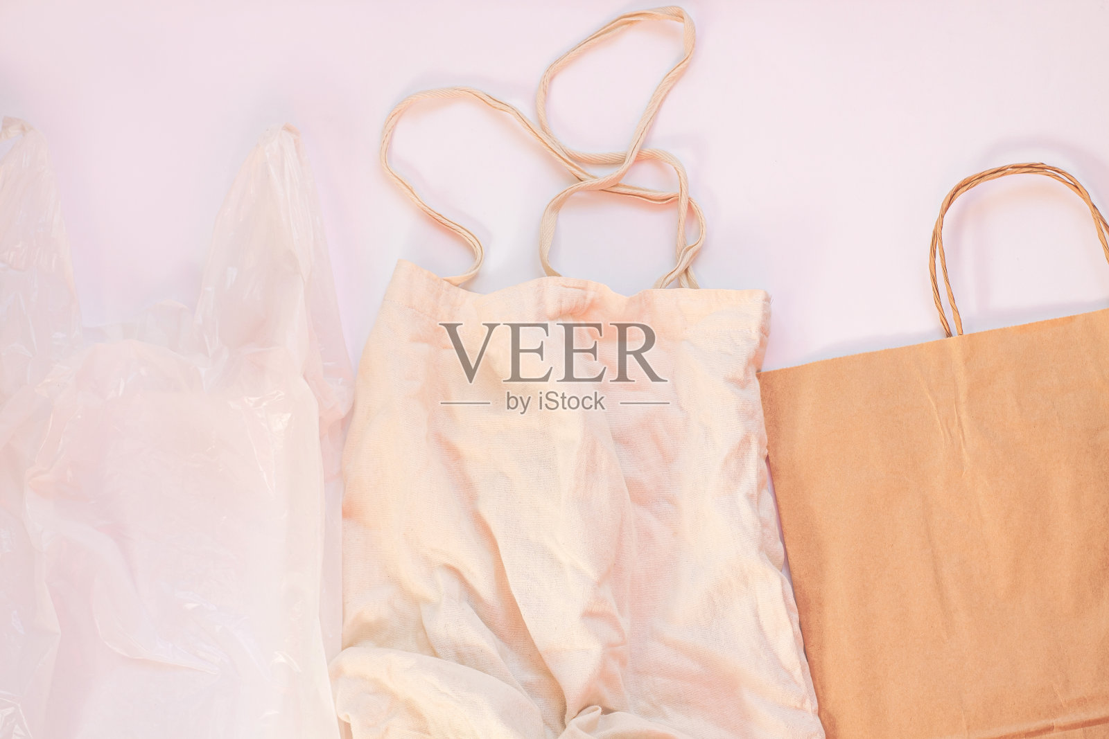 塑料袋vs纸袋vs布制环保袋。拒绝塑料。减少、再利用和循环利用的概念。环保袋。照片摄影图片