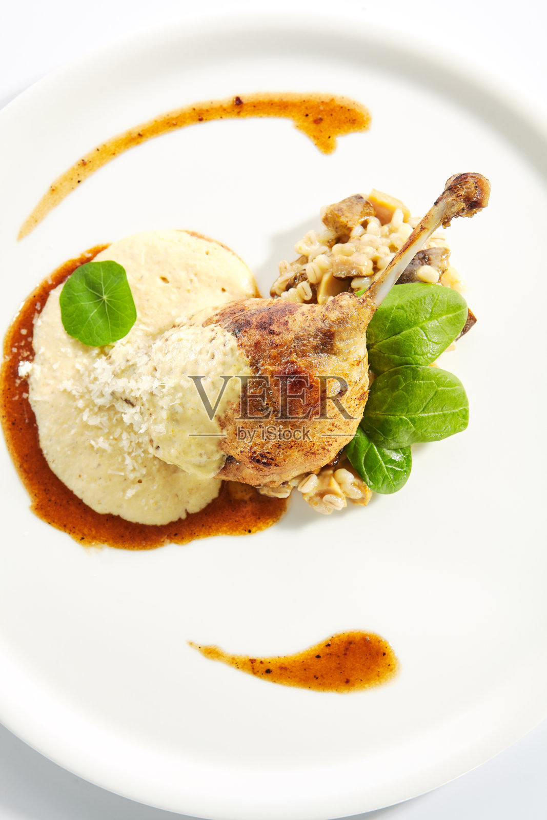 鸭腿配珍珠大麦，餐厅餐盘孤立照片摄影图片