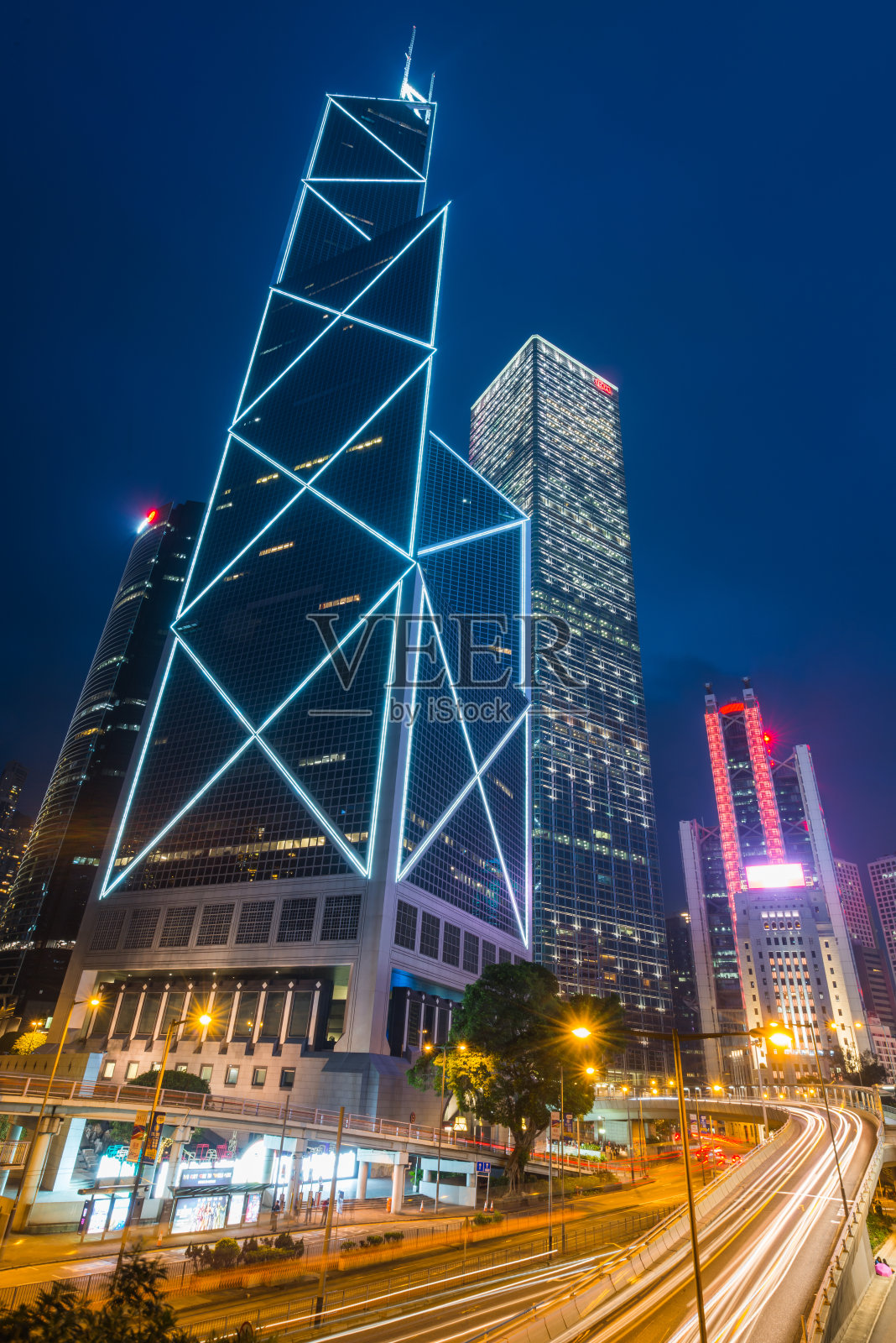 香港环球商业银行摩天大楼高速公路交通夜景照片摄影图片