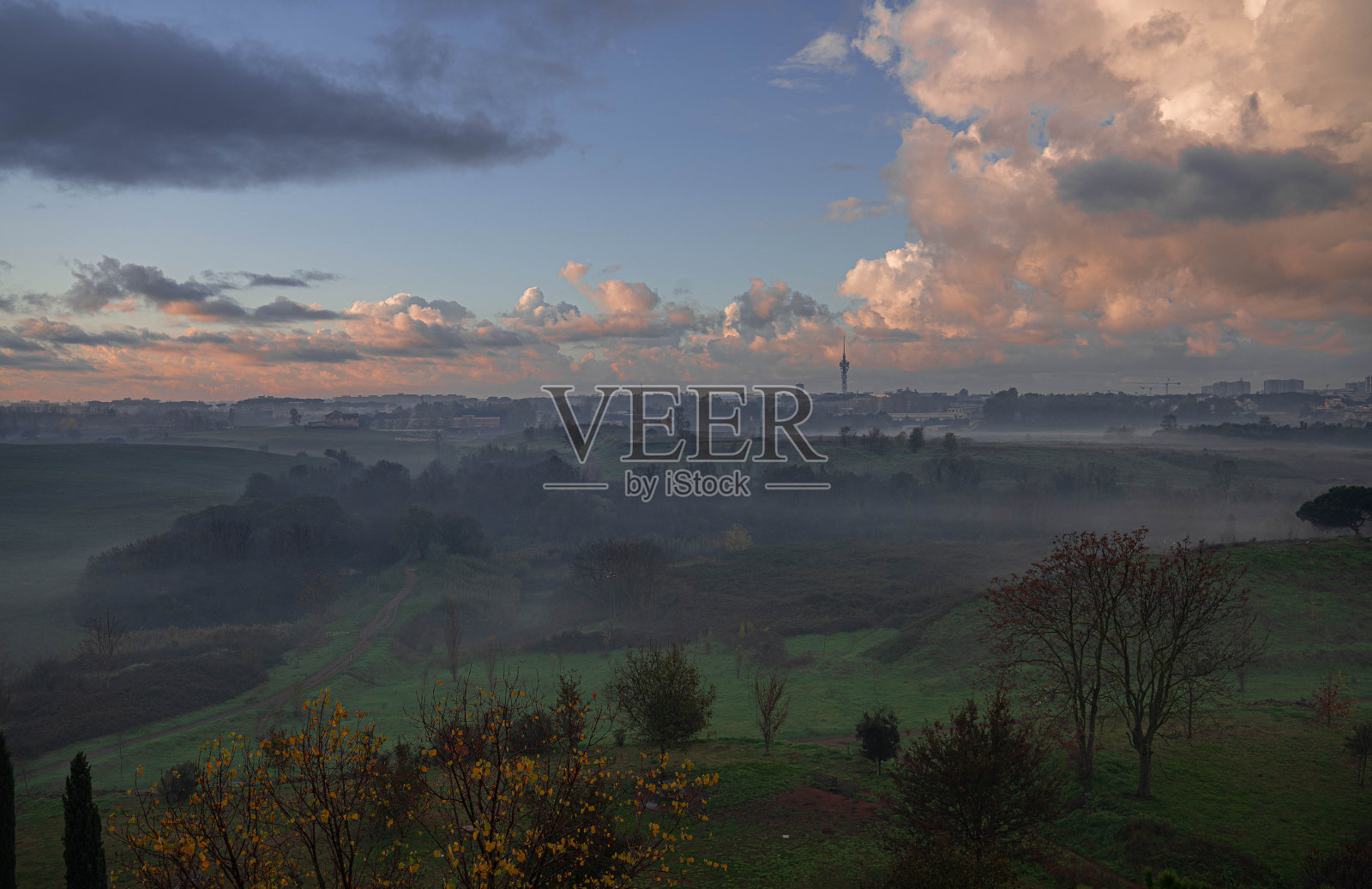 意大利罗马黎明时分的晨雾照片摄影图片