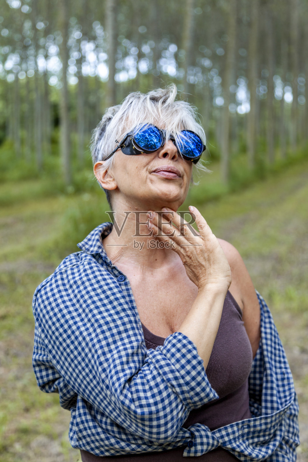 美丽的成熟女伐木工人肖像照片摄影图片