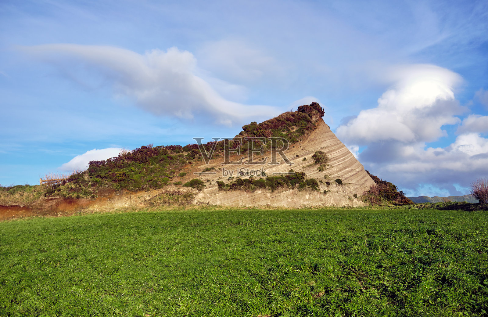 圣米格尔岛绿色田野上美丽的小山。葡萄牙的亚速尔群岛。照片摄影图片