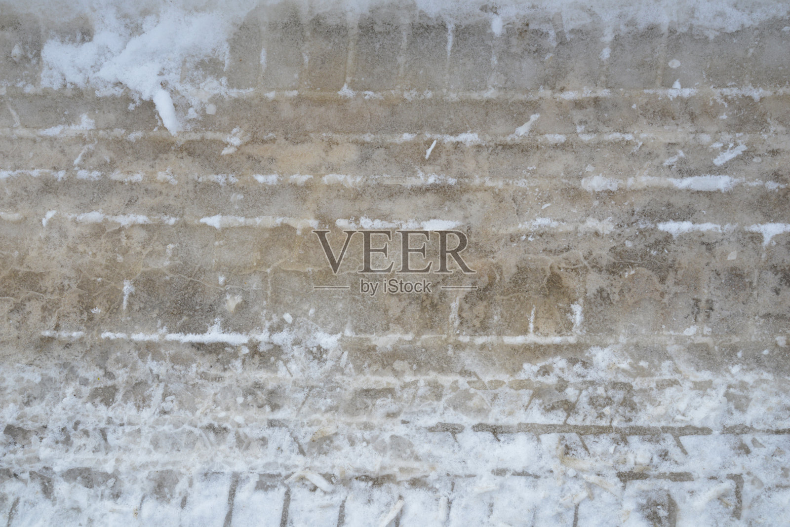 雪地上车轮留下的痕迹照片摄影图片