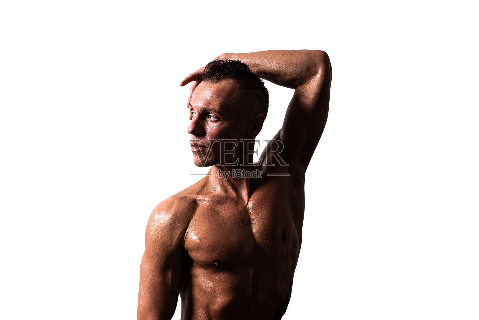 运动员向左看，露出肌肉。孤立在白色背景上。照片摄影图片