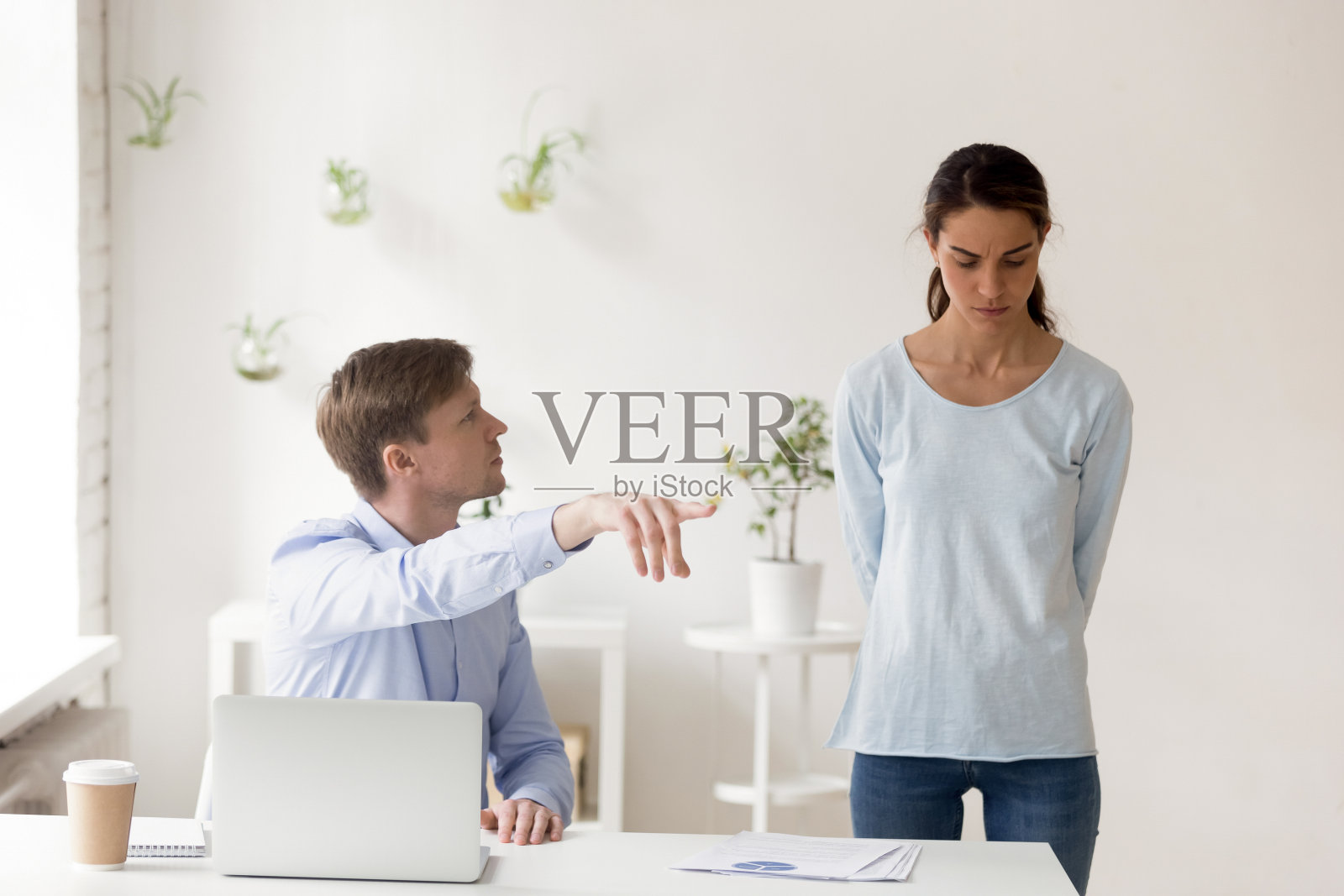 愤怒的中年老板解雇不称职的员工。照片摄影图片