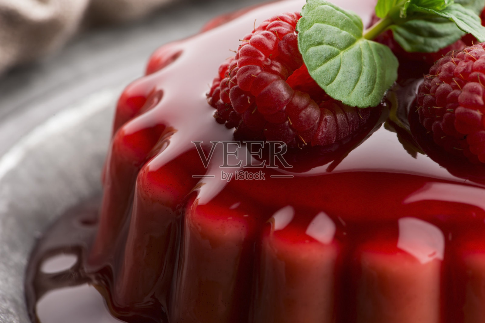 香草布丁配覆盆子和覆盆子酱照片摄影图片