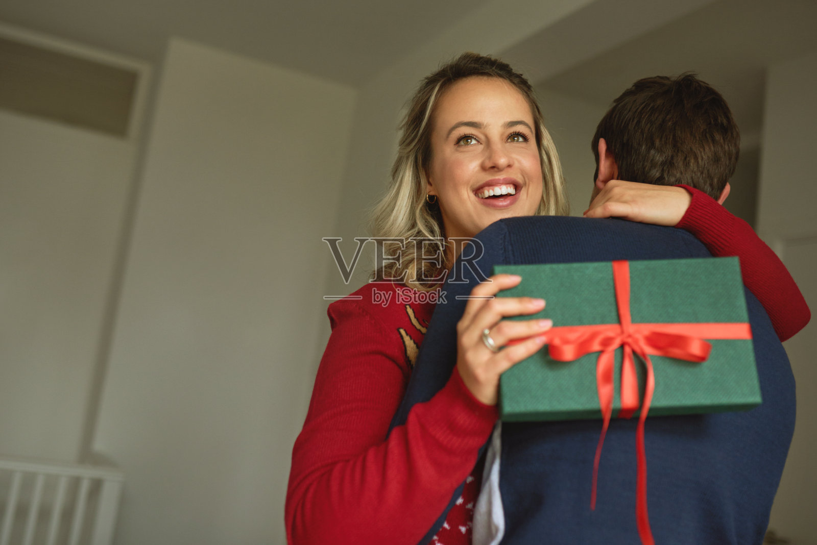 这是圣诞节每个人最喜欢的部分照片摄影图片