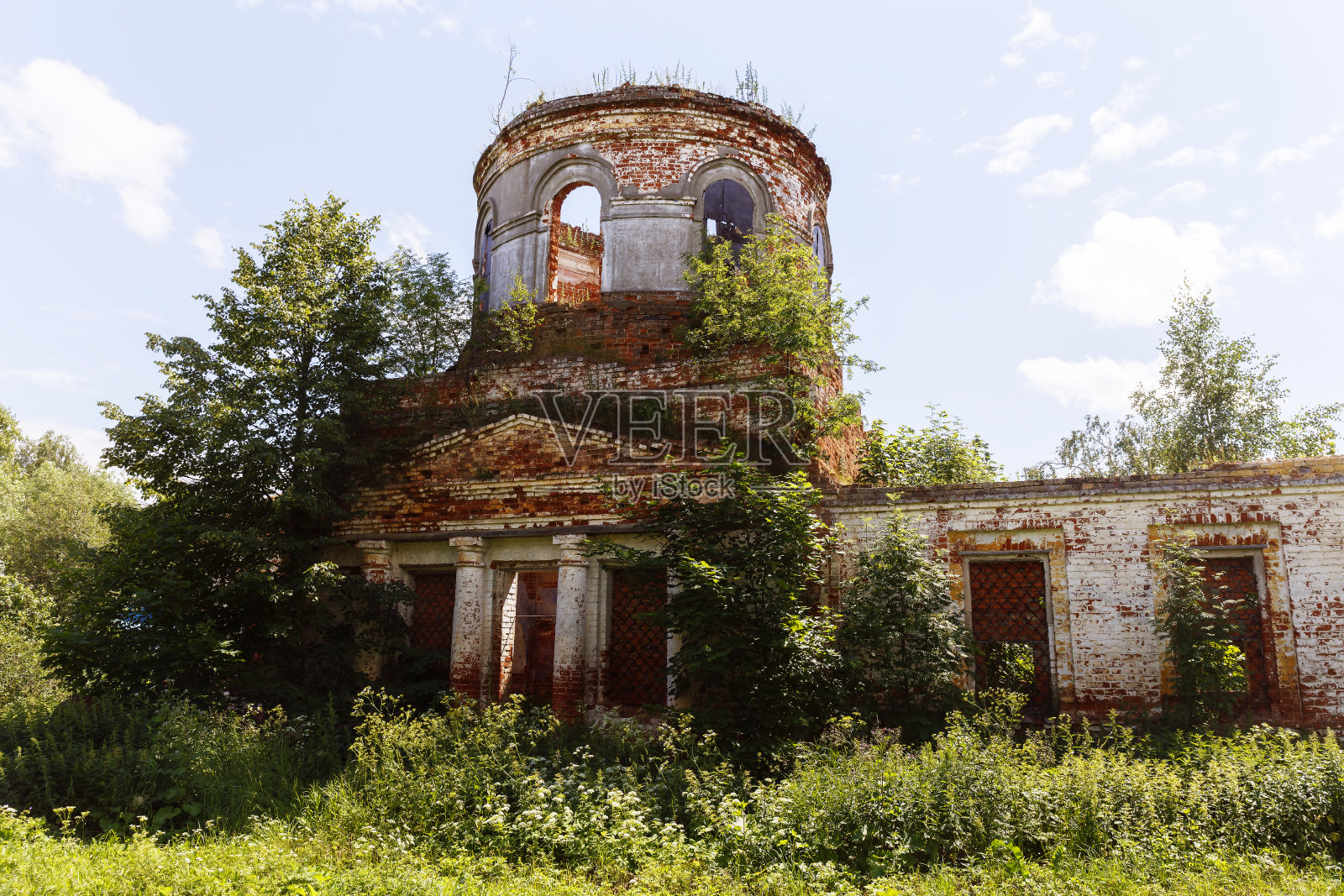 风景如画的老废弃教堂。照片摄影图片