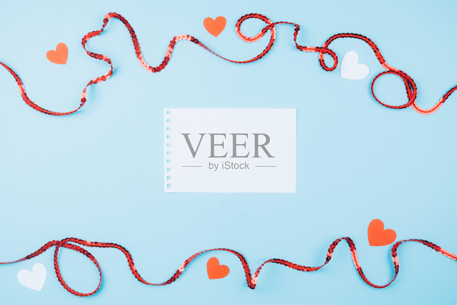 美丽的蓝色背景与空间的文本。红丝带和心形图案。照片摄影图片