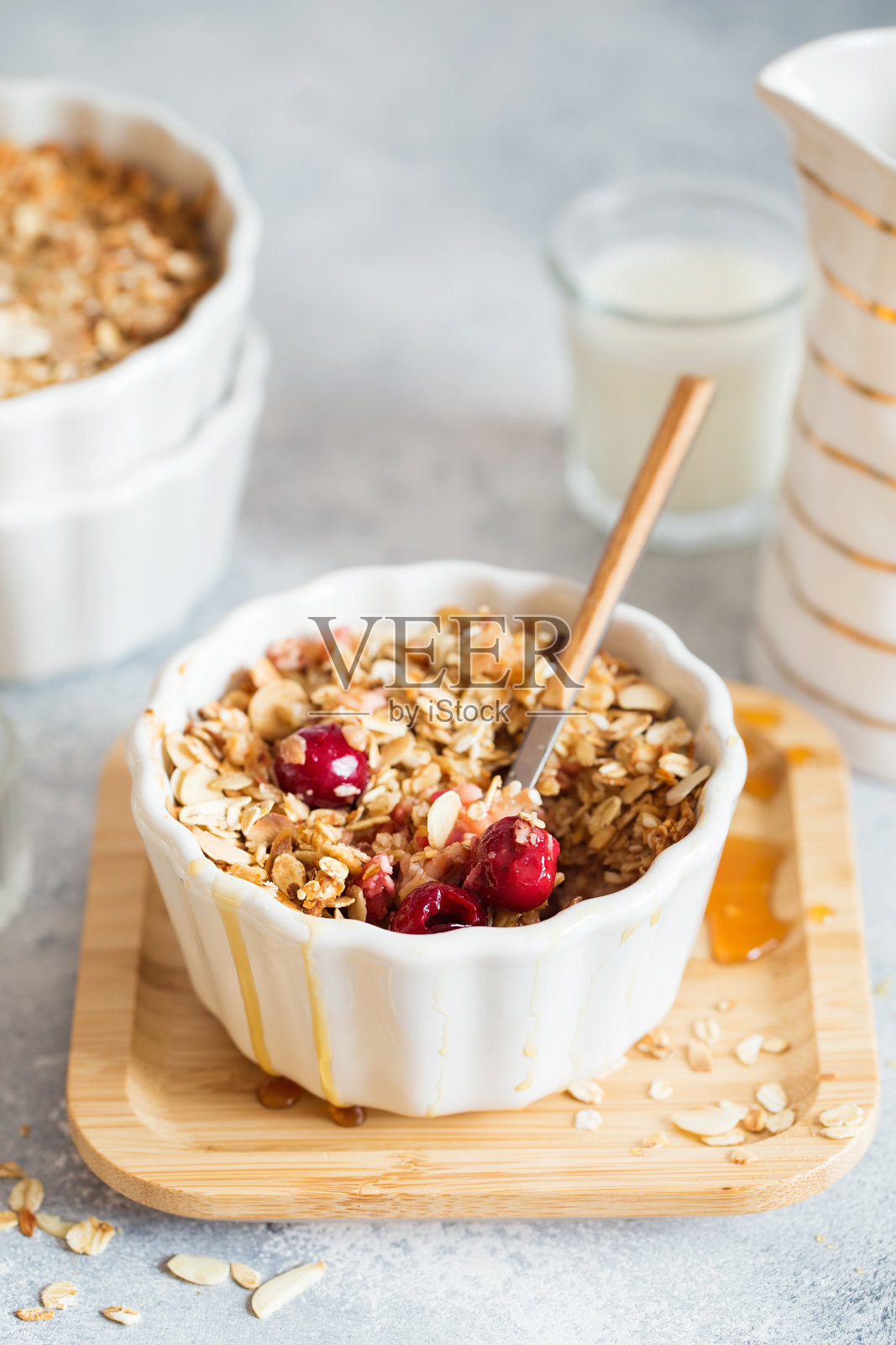 樱桃杏酥派。水果酥配各种水果。甜点有水果、燕麦片和杏仁。浆果蛋糕，在烤盘里松脆。脆饼蛋糕照片摄影图片