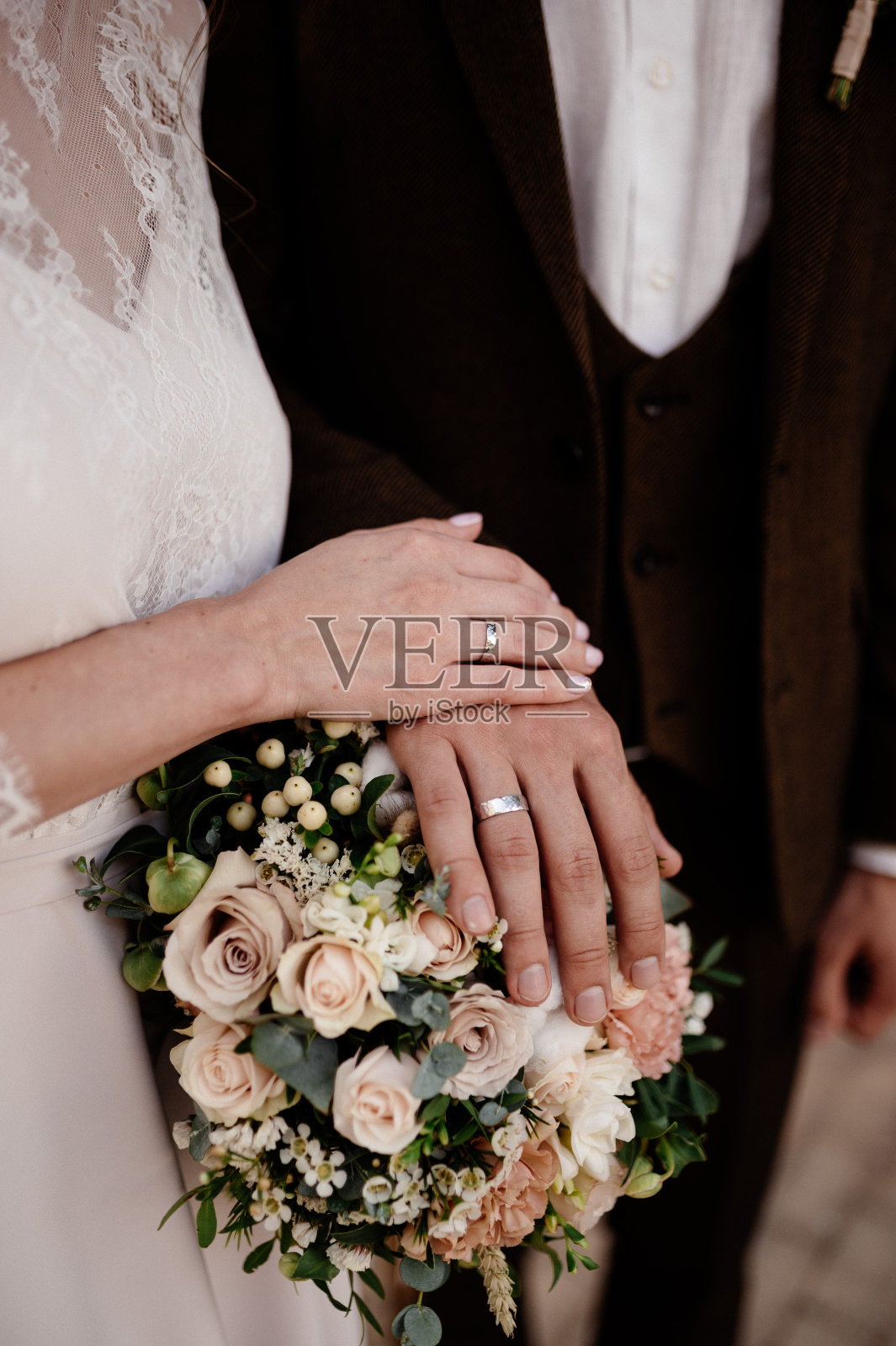 男人和女人手牵着手特写照片摄影图片