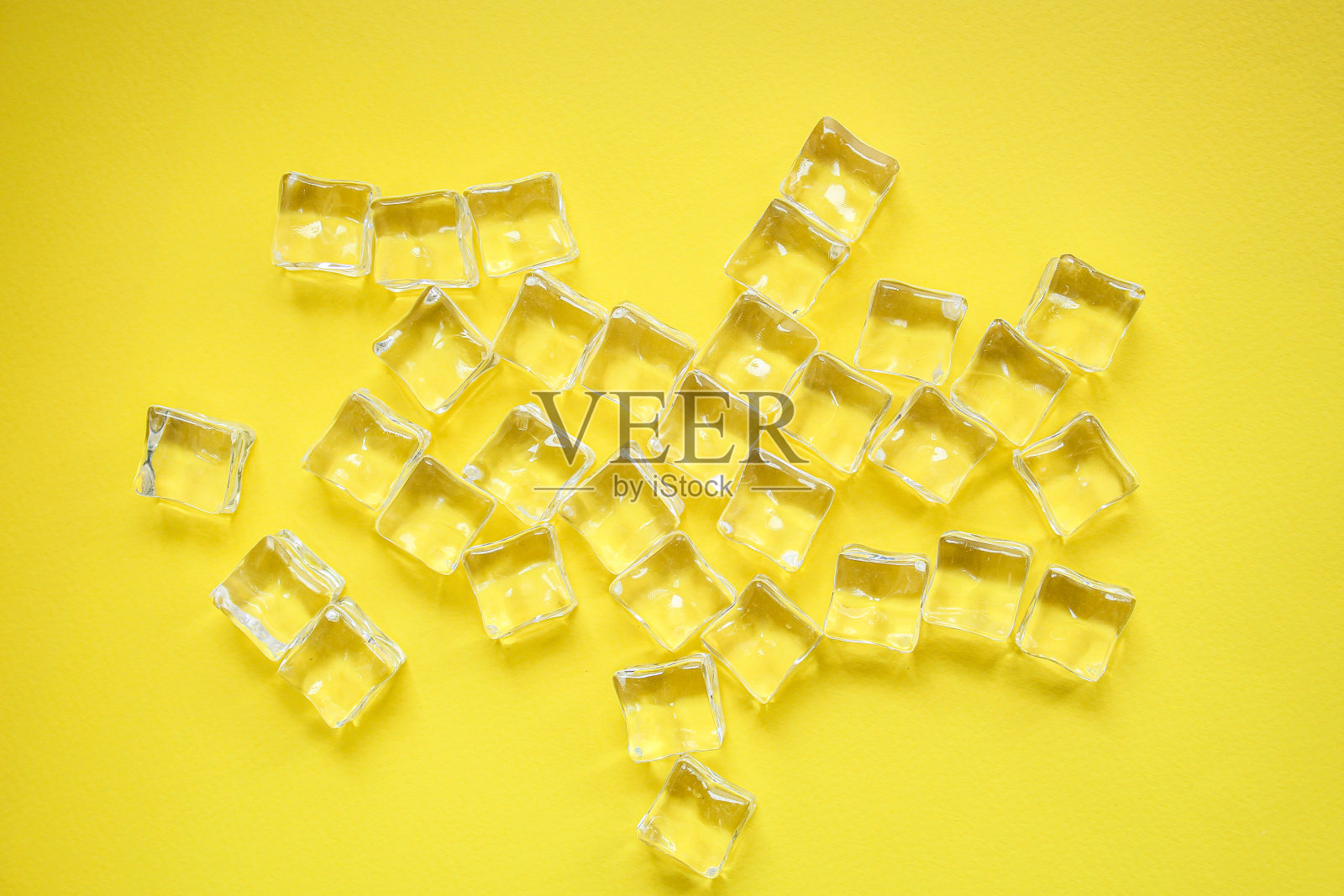 冰块。人造水晶透明片。的概念。食品的背景。前视图。本空间照片摄影图片