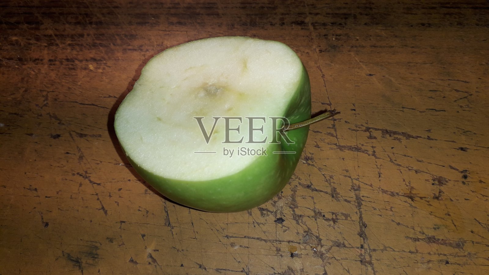 绿色的苹果放在棕色的木头桌子上照片摄影图片