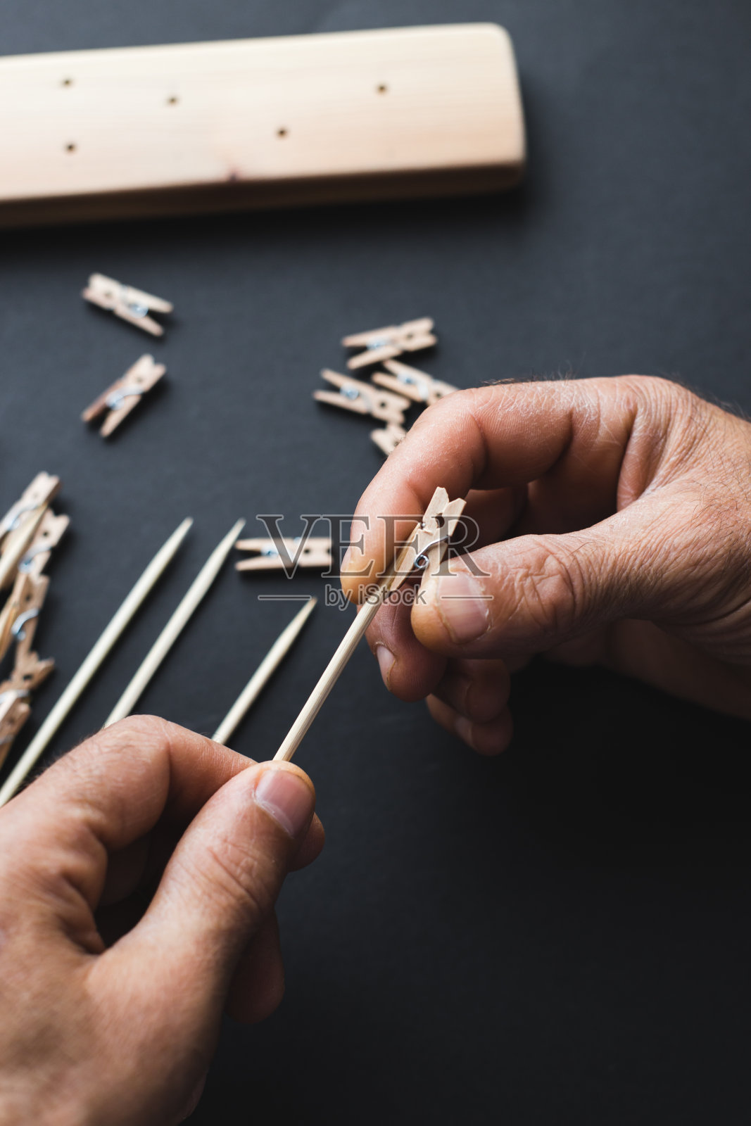 用木制衣夹和木棍粘合制作照片夹照片摄影图片