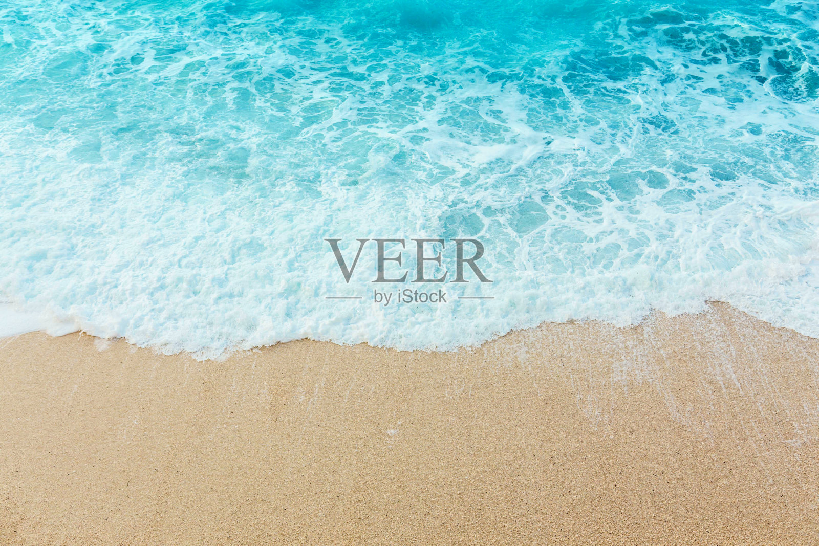 柔软美丽的海浪在沙滩上。背景。照片摄影图片