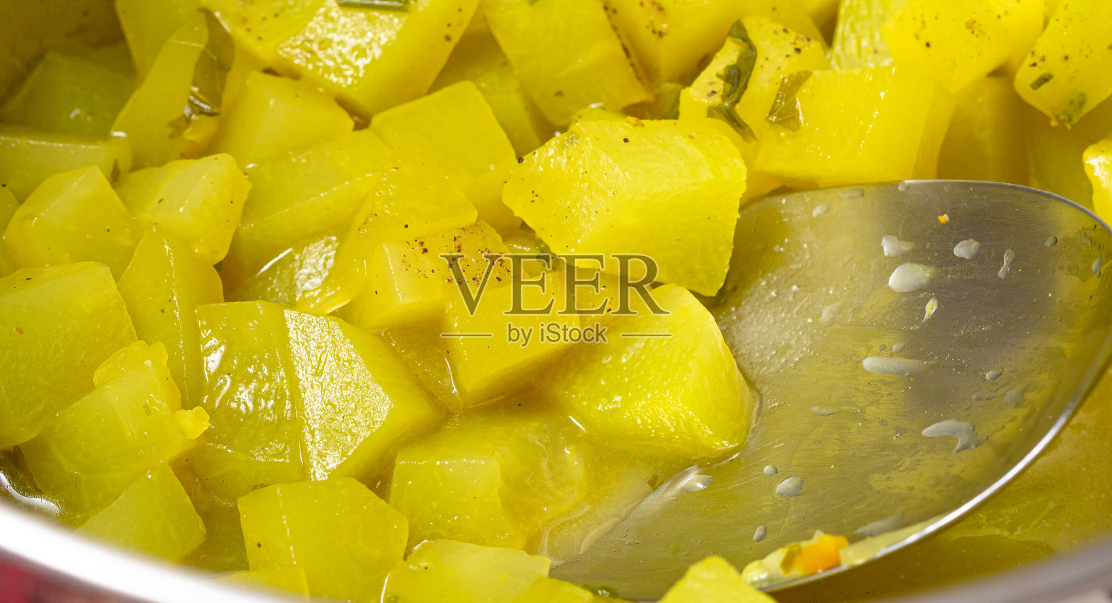 Chayote在锅里煮。照片摄影图片