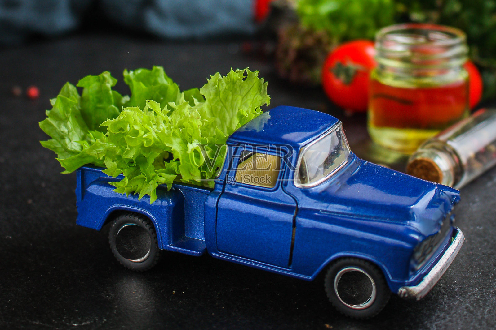 健康沙拉：生菜、西红柿和蔬菜美食背景照片摄影图片