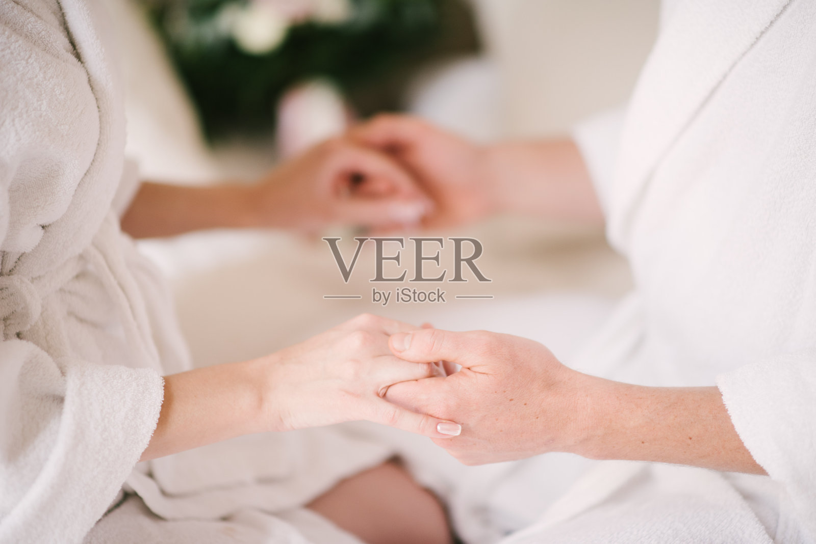 男人和女人手牵着手特写照片摄影图片