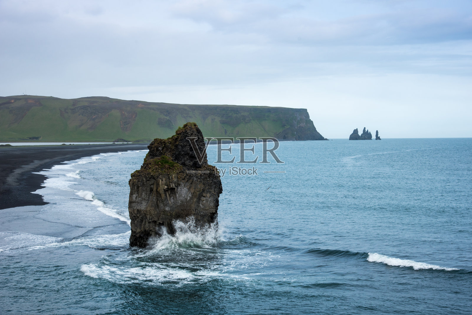 冰岛dyrholey角和Vik附近的Reynisdrangar海崖附近的神奇神奇的戏剧性的风景大石头。异国情调的国家。神奇的地方。照片摄影图片