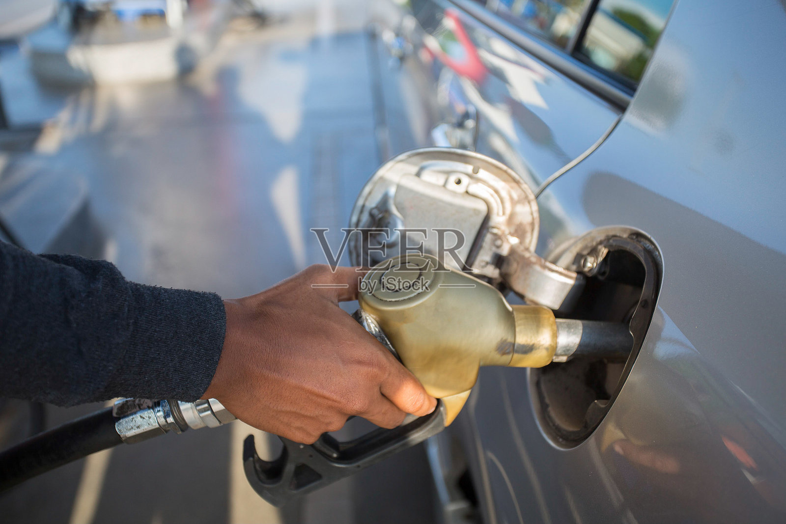 加油站加油特写照片摄影图片