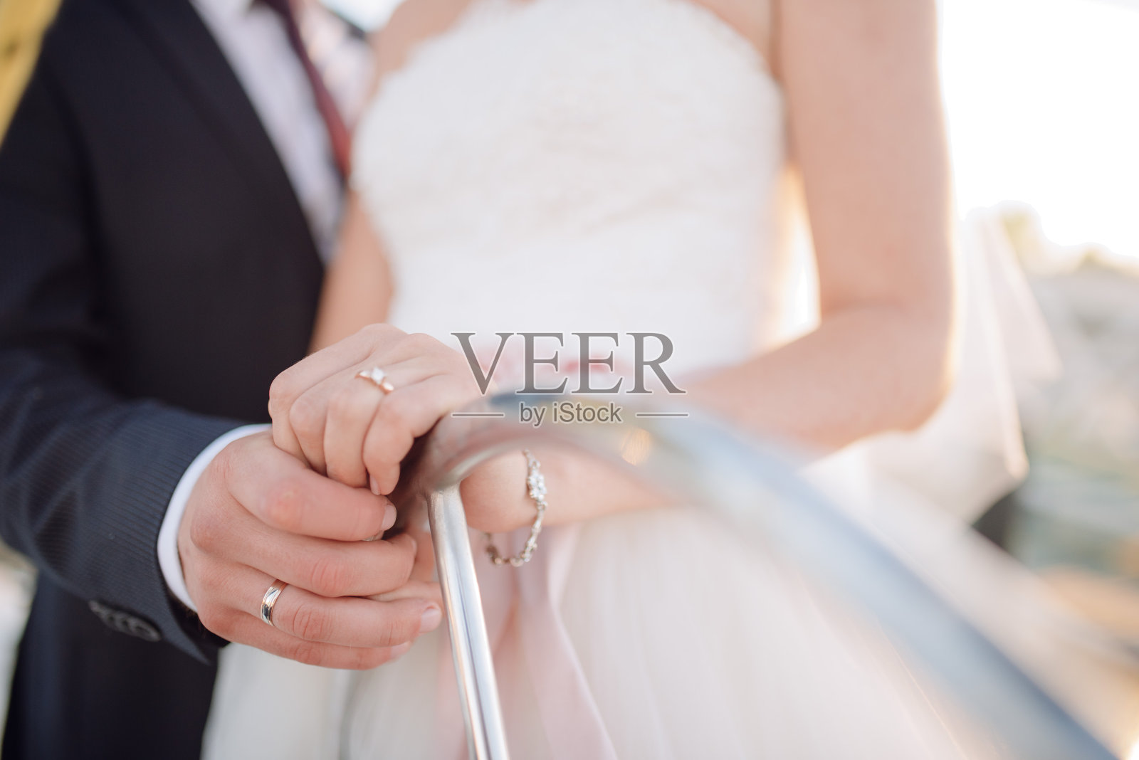 新娘和新郎穿着婚纱在游艇上摆姿势照片摄影图片