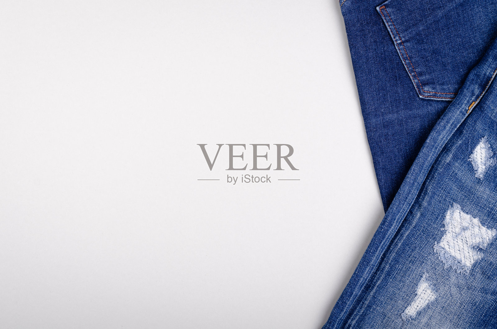 蓝色棉布牛仔裤纹理背景与复制空间。照片摄影图片