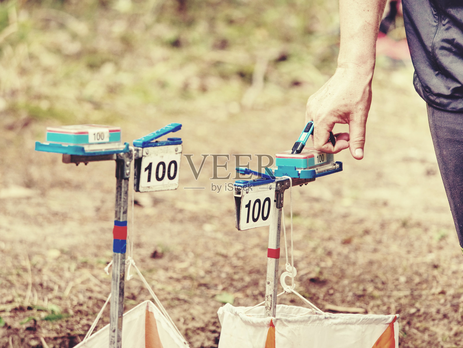 定向越野比赛跑道上的旗帜路线标记照片摄影图片