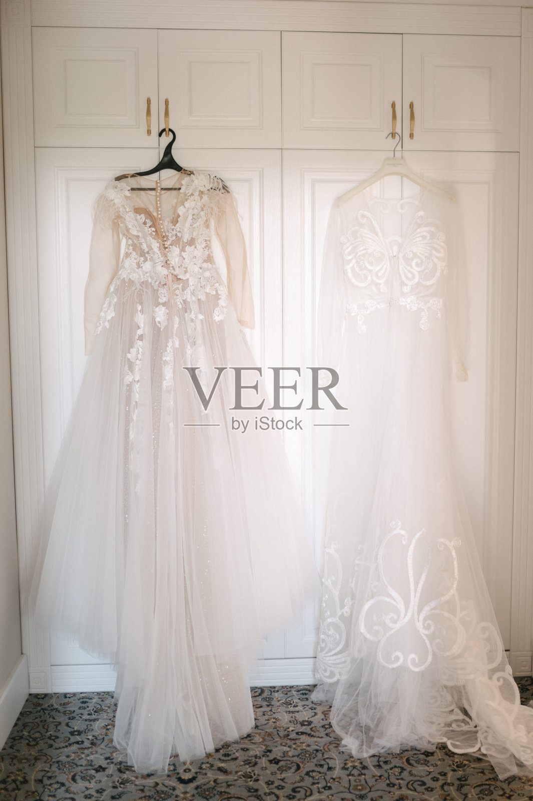 卧室里挂着白色的婚纱。白色新娘礼服照片摄影图片