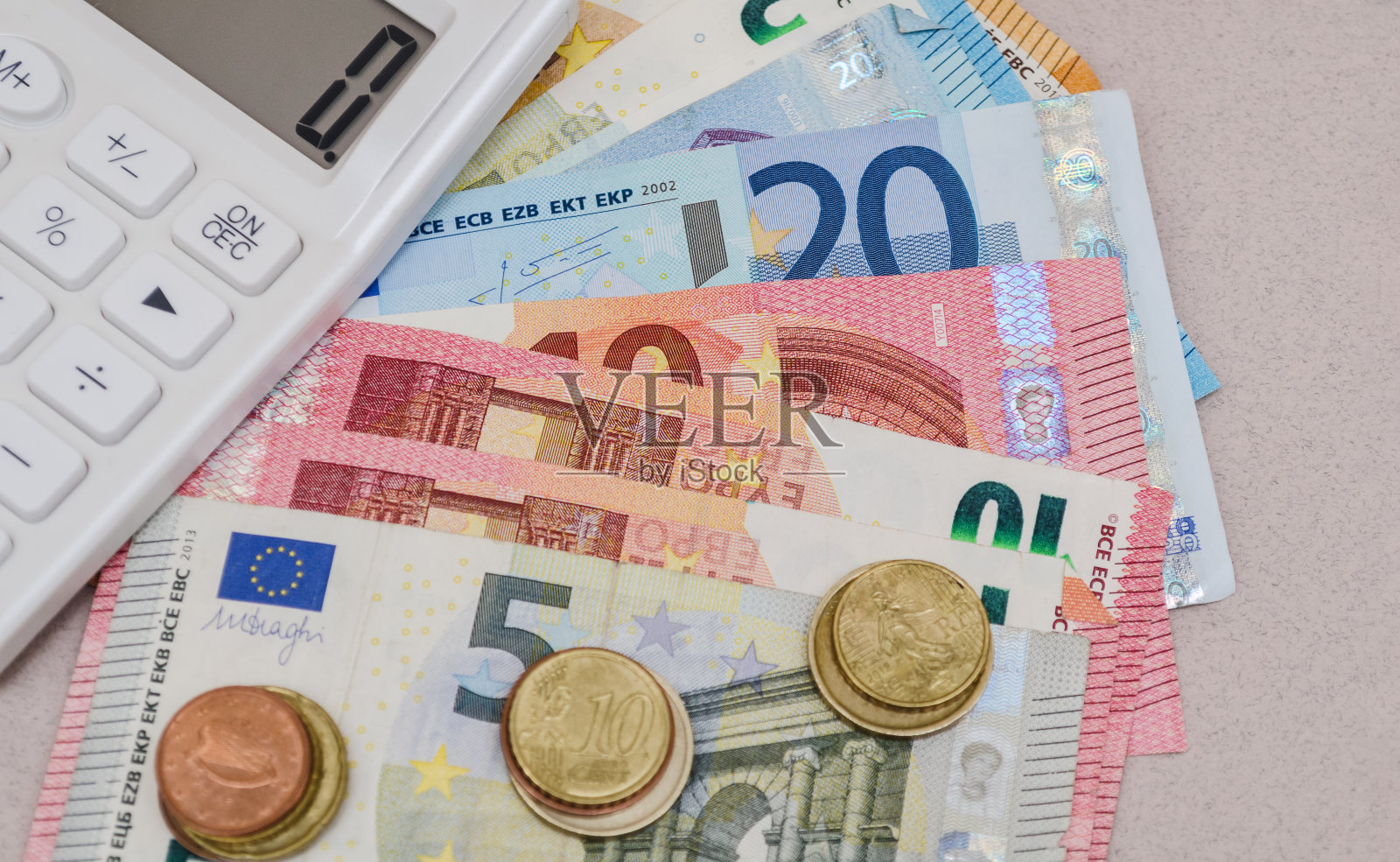 白色计算器，纸钱和硬币放在木桌上。特写镜头照片摄影图片