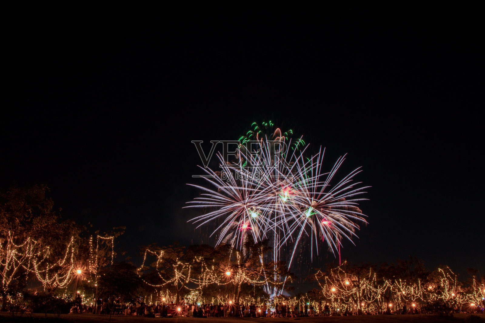 五彩缤纷的节日烟花在黑暗的天空背景下。美丽多彩的烟花庆祝节日的概念。照片摄影图片