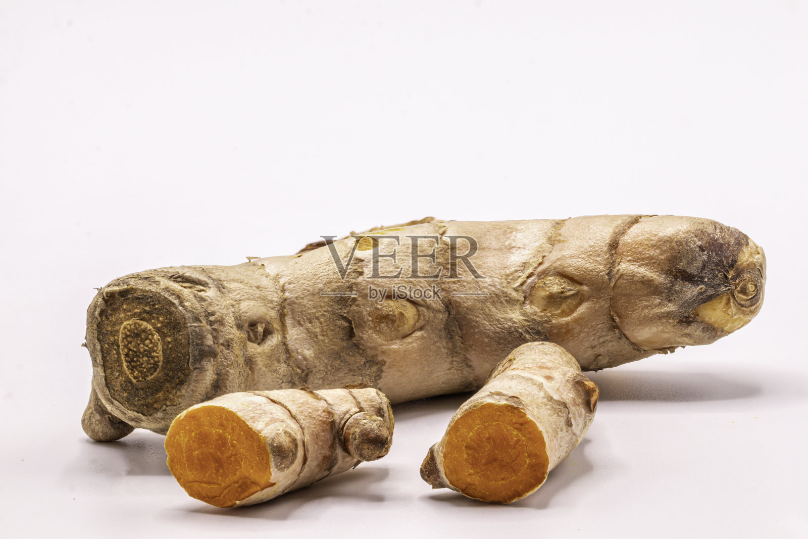 关闭姜黄根片孤立的白色背景与修剪路径。(姜黄Linn)照片摄影图片