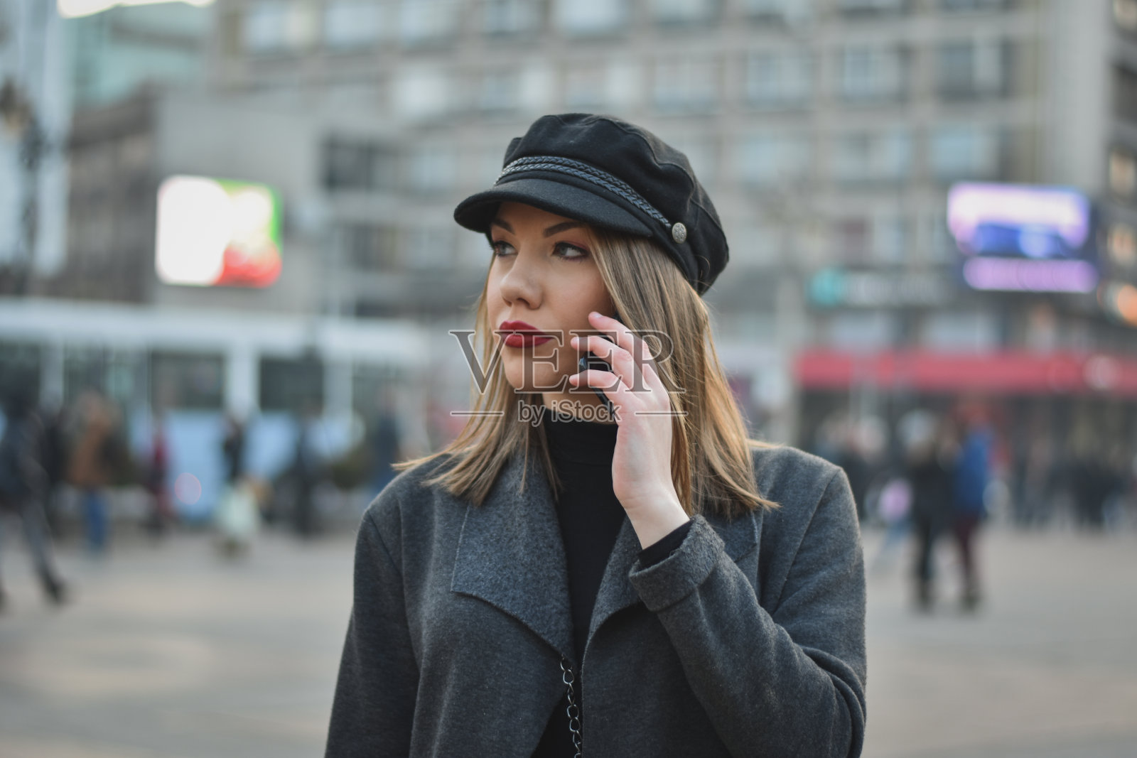 年轻女孩使用智能手机照片摄影图片
