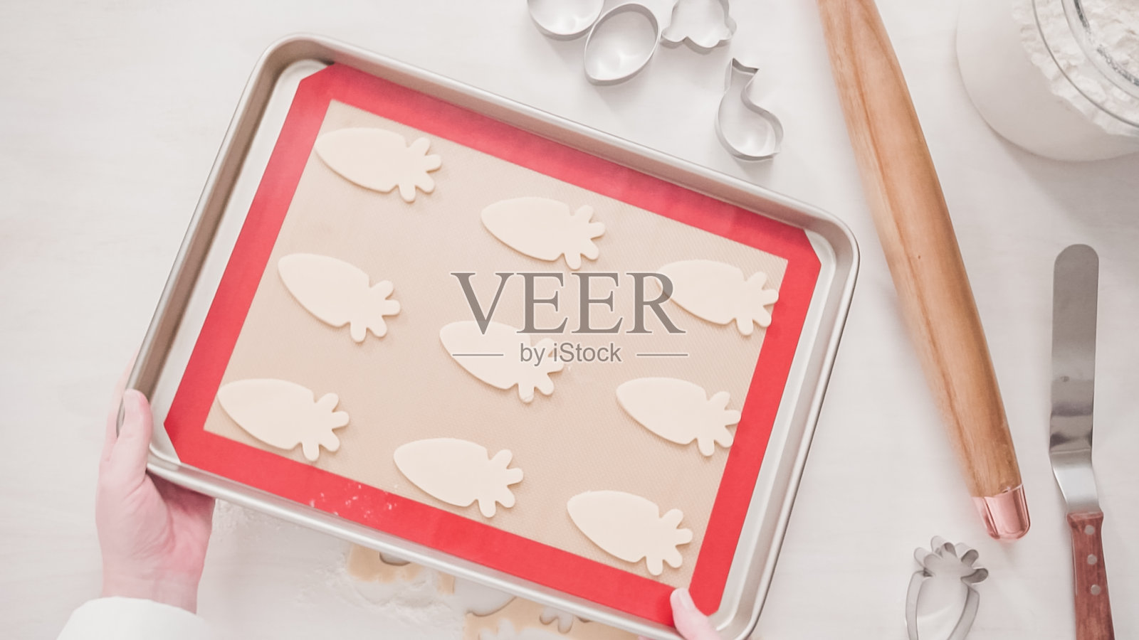 准备烘烤的未烘烤的复活节糖饼干照片摄影图片