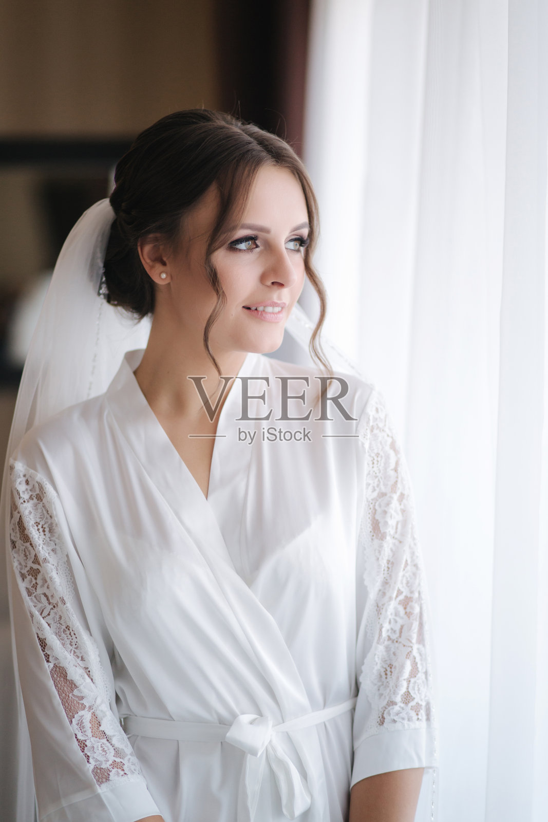 美丽新娘的清晨：身穿白色睡袍的酒店女性照片摄影图片